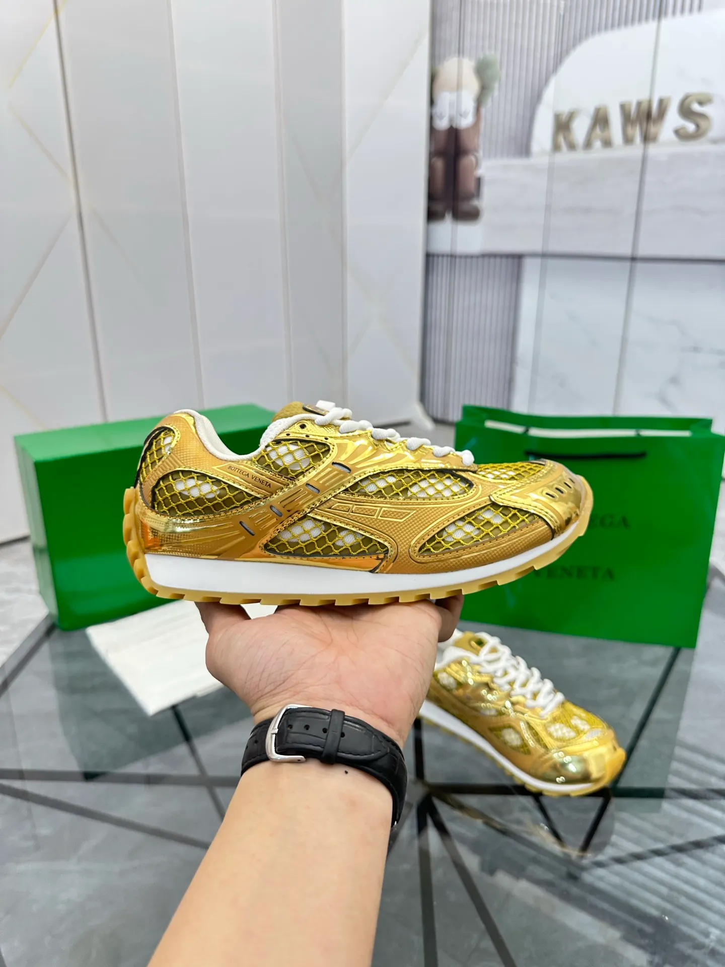 Factory men's shoes 💰: 620💰 (top version) BV Orbit sneakers Wang Yibo's same style couple's dad shoes Runner sneakers, made of lightweight technical mesh fabric. Matched with geometric pattern designed rubber outsole Wang Zha series high version Look for the package craftsmanship The actual height is much higher, but the legs are still slim. Very nice and playable and durable Matching to the standard 💯 Package shoe technology Look for the high version The outsole is made of color-blocked TPU outsole Women's model 35 36 37 38 39 40 41 (40 41 customized) Men's model 38 39 40 41 42 43 44 45. (Customized size 38 45.46) No. H345